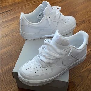 Men’s WHITE/WHITE/WHITE AIR FORCE 1 ‘07 size 8.5